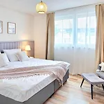 Апартаменты Suedwind - Beautiful Premium With 2 Bedrooms Near Rhine Falls & Zurich Airport In Klettgau *